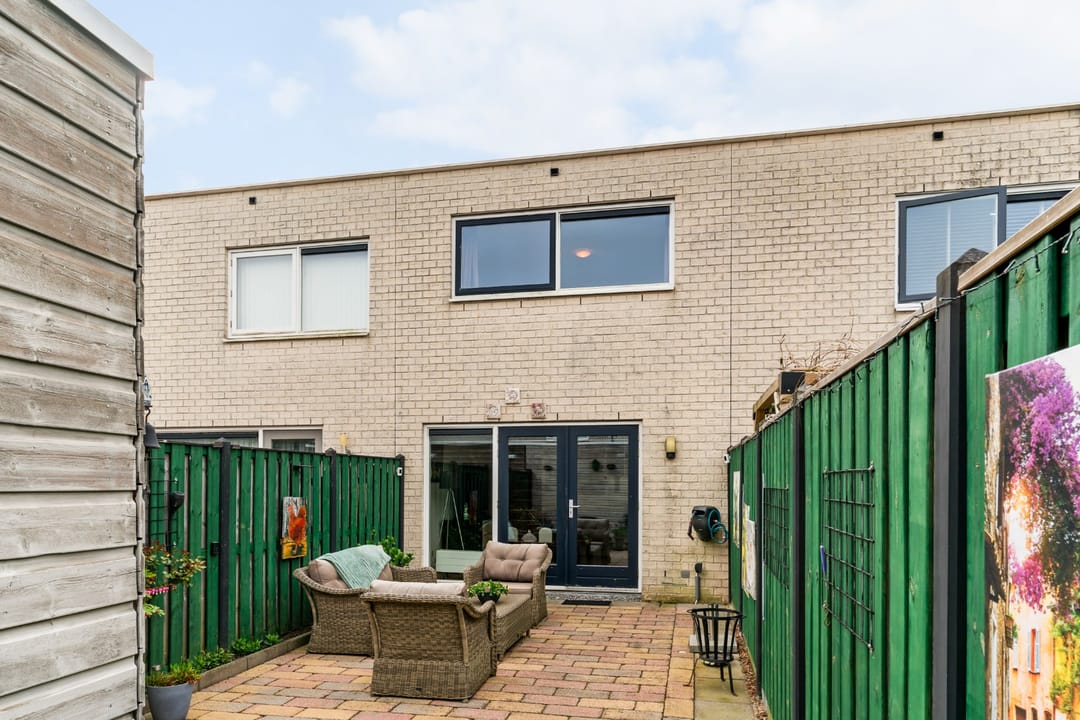 Light terraced home with garden on green parkway — 38