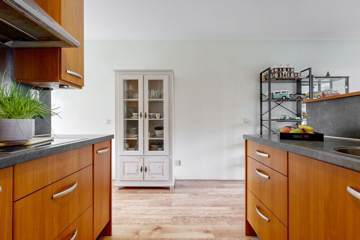 Light terraced home with garden on green parkway — 14