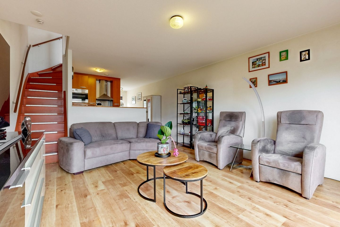 Light terraced home with garden on green parkway — 20