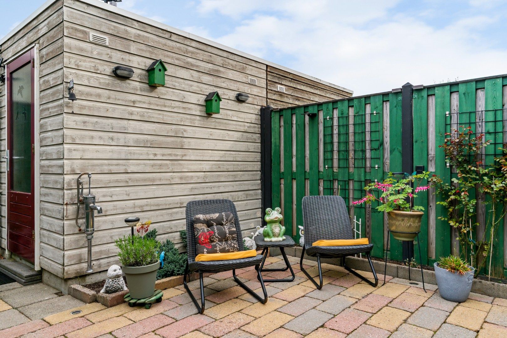 Light terraced home with garden on green parkway — 36