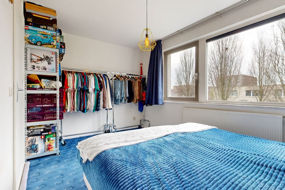 Light terraced home with garden on green parkway — 32