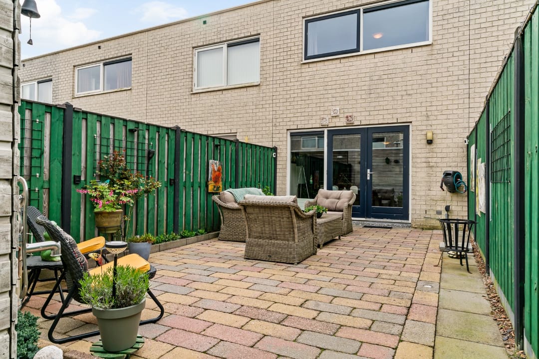 Light terraced home with garden on green parkway — 37