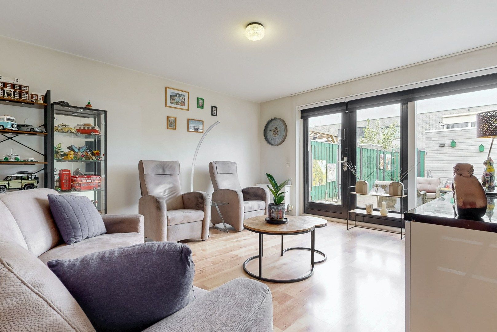 Light terraced home with garden on green parkway — 21