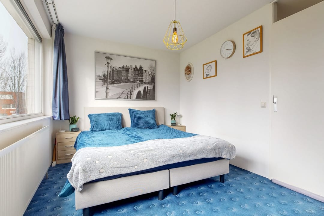 Light terraced home with garden on green parkway — 31