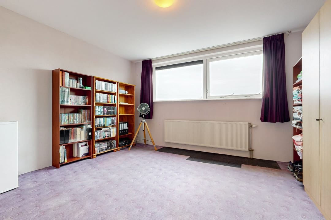 Light terraced home with garden on green parkway — 26