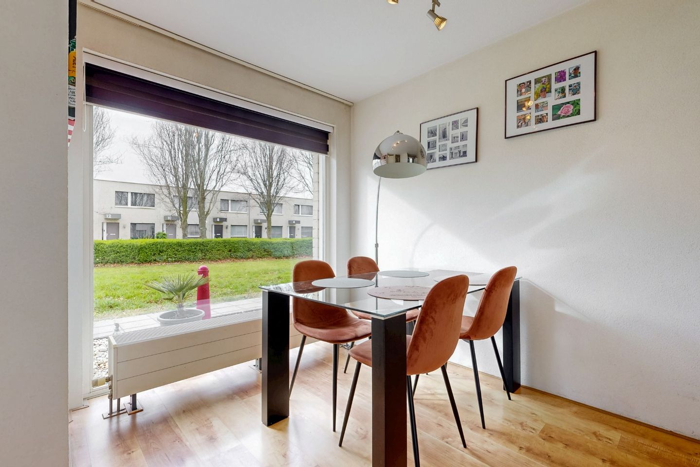 Light terraced home with garden on green parkway — 10