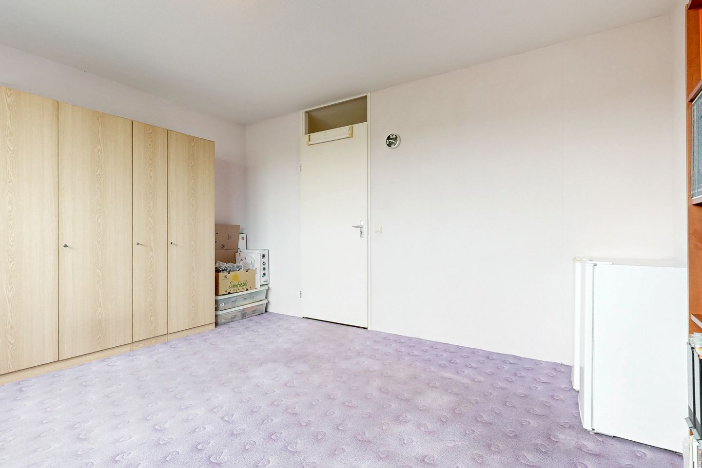 Light terraced home with garden on green parkway — 25