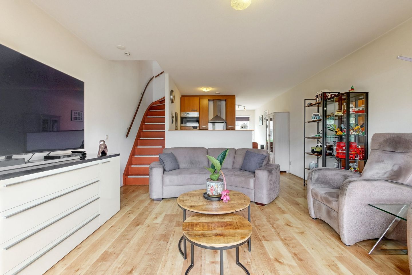 Light terraced home with garden on green parkway — 19
