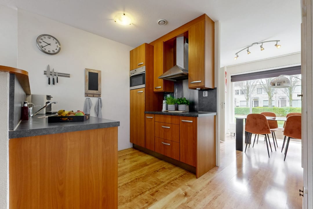 Light terraced home with garden on green parkway — 13