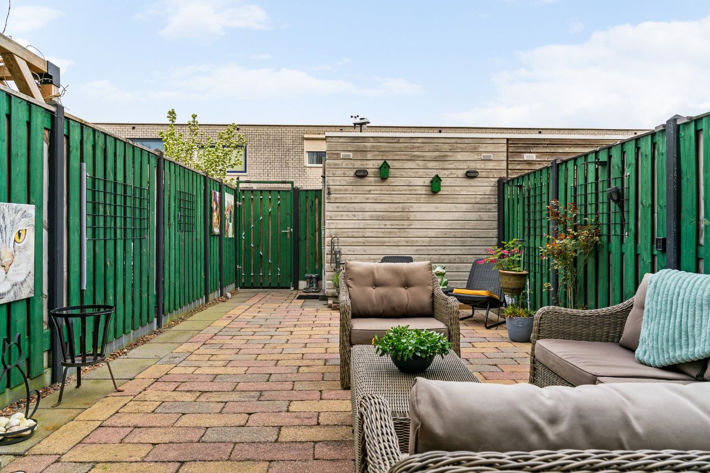 Light terraced home with garden on green parkway — 35