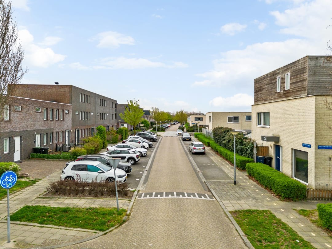 Light terraced home with garden on green parkway — 8