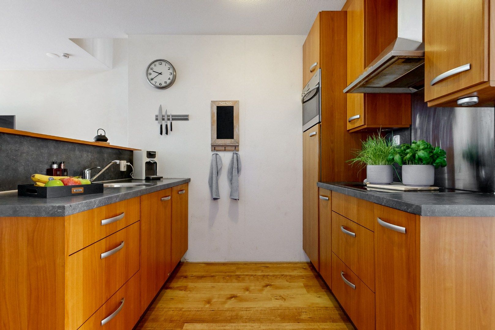 Light terraced home with garden on green parkway — 15