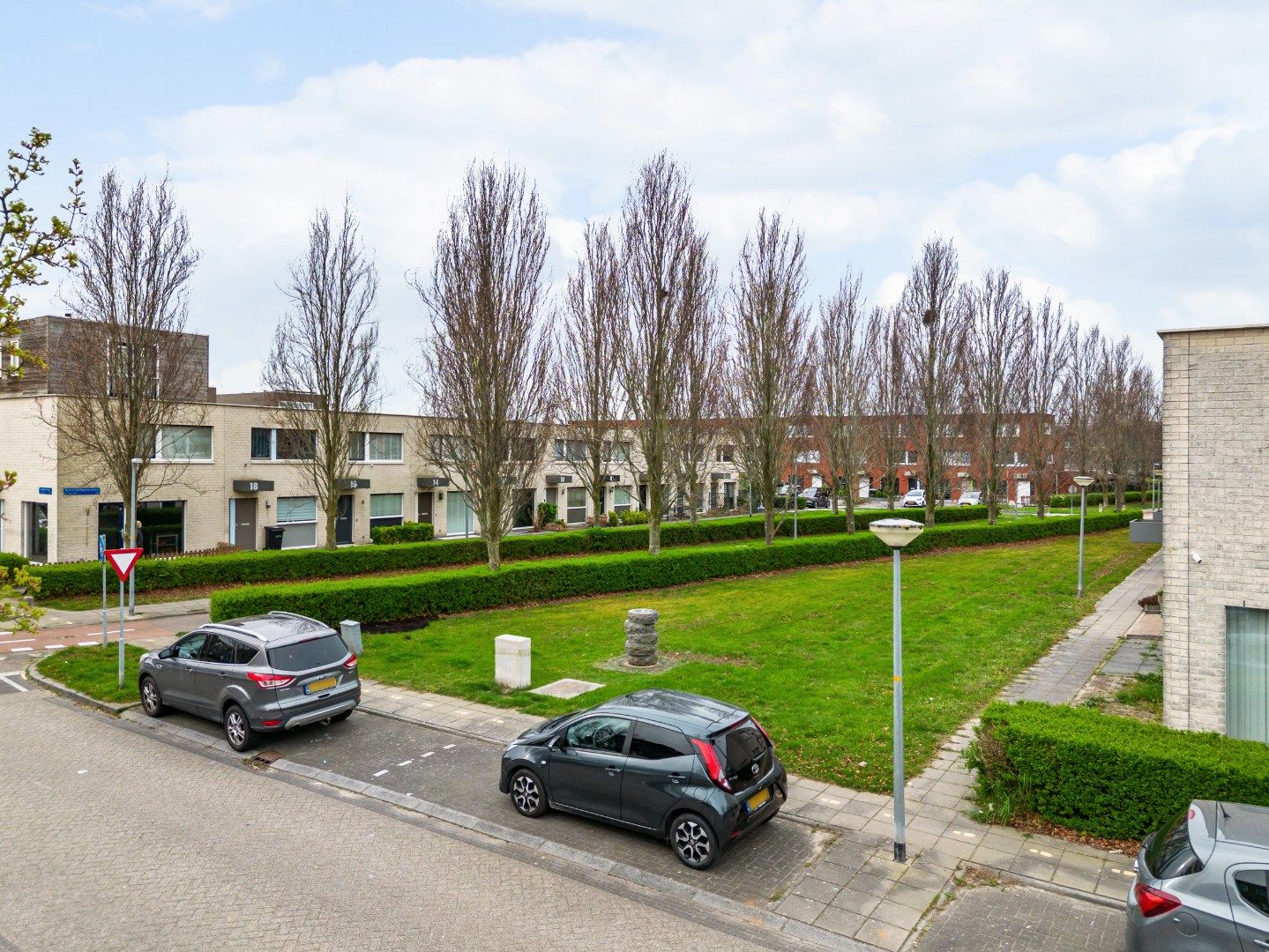 Light terraced home with garden on green parkway — 39