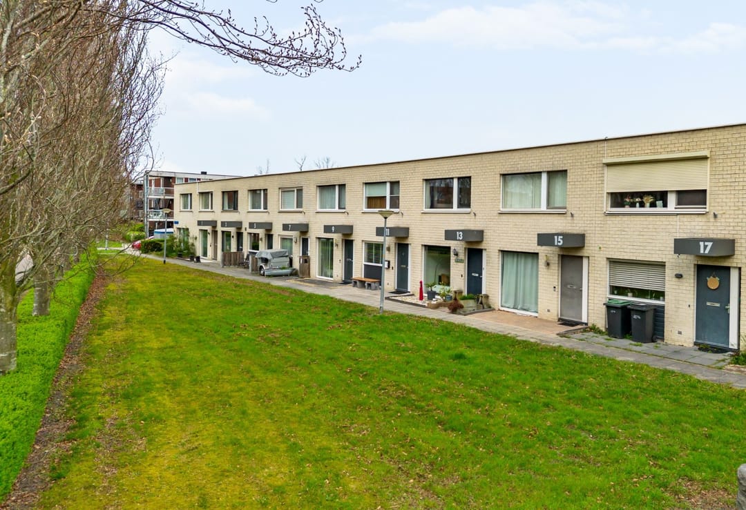 Light terraced home with garden on green parkway — 7