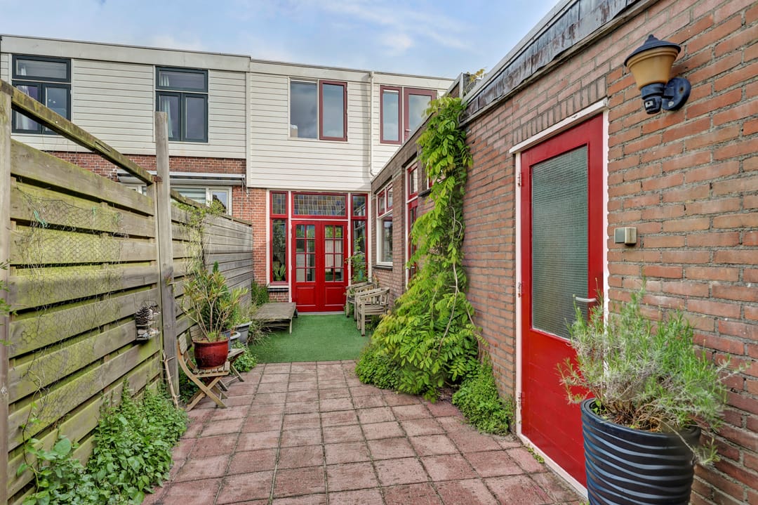 Characteristic terraced house near Hoorn city center and train station — 37