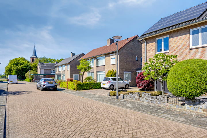 Twee-onder-één-kap te koop: van der Puttenstraat 4, Helmond
