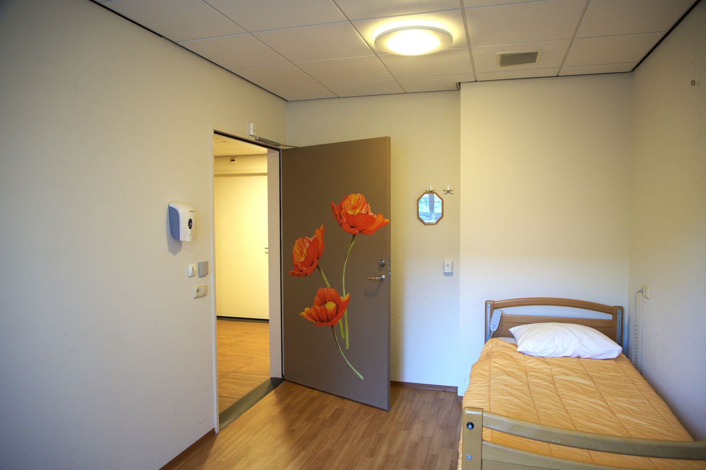 View photo 3 of Gronausestraat 752