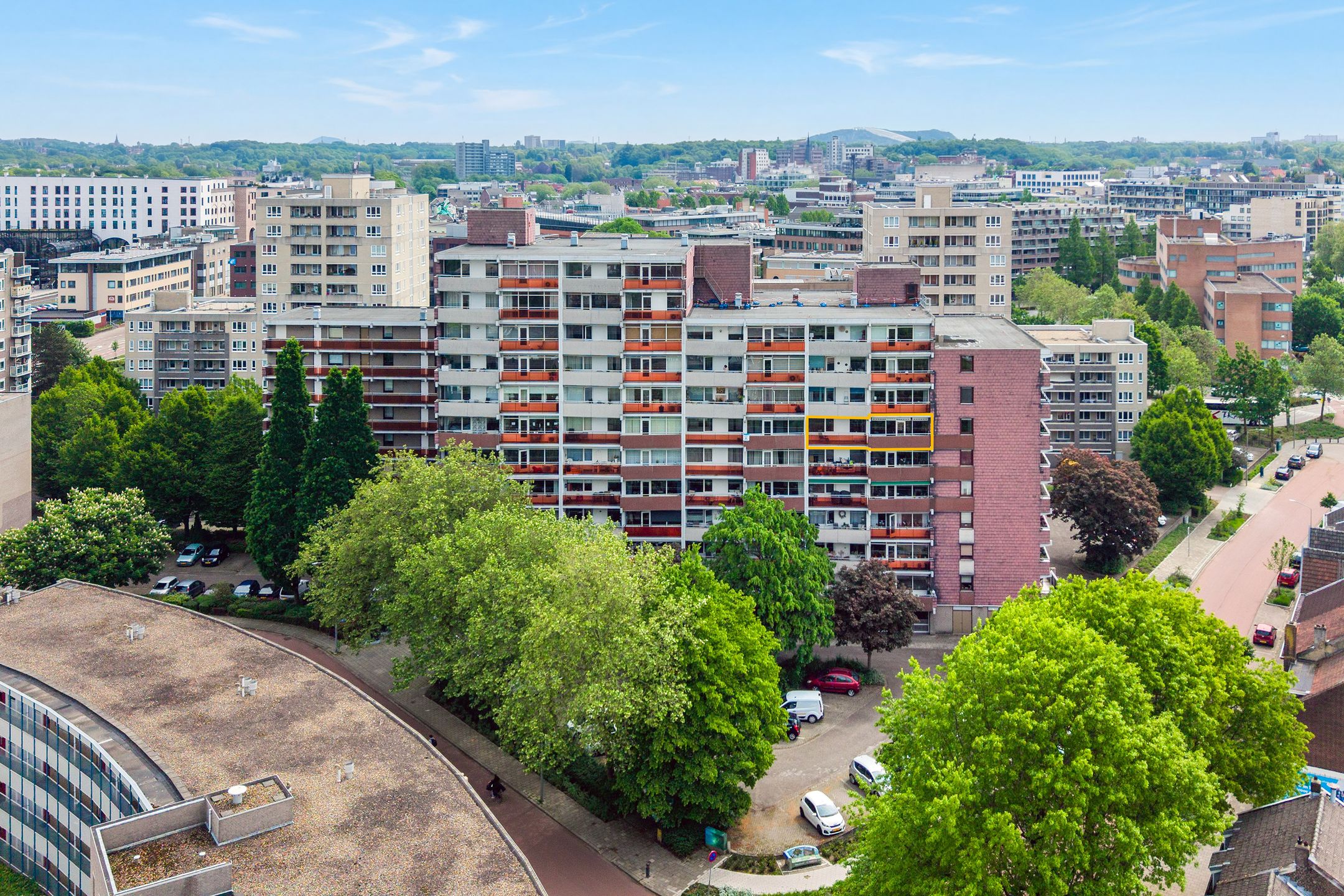 Bright Sixth-Floor Apartment with Two Bedrooms and Spacious Balcony in Heerlen — 18