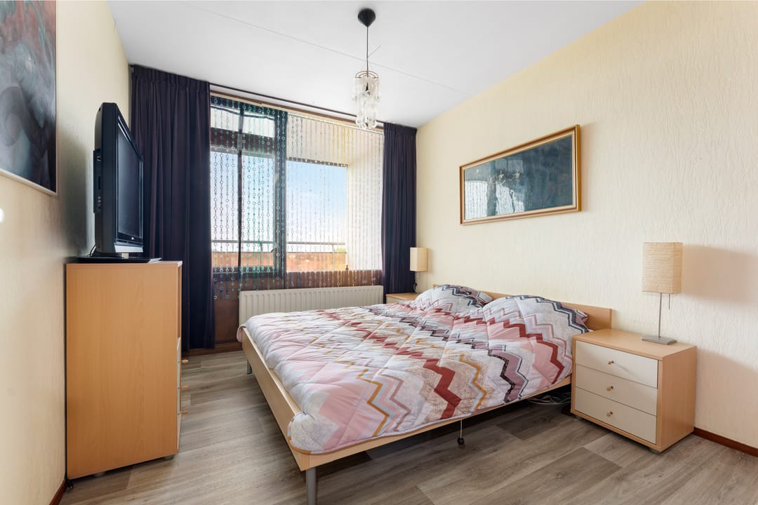 Bright Sixth-Floor Apartment with Two Bedrooms and Spacious Balcony in Heerlen — 11