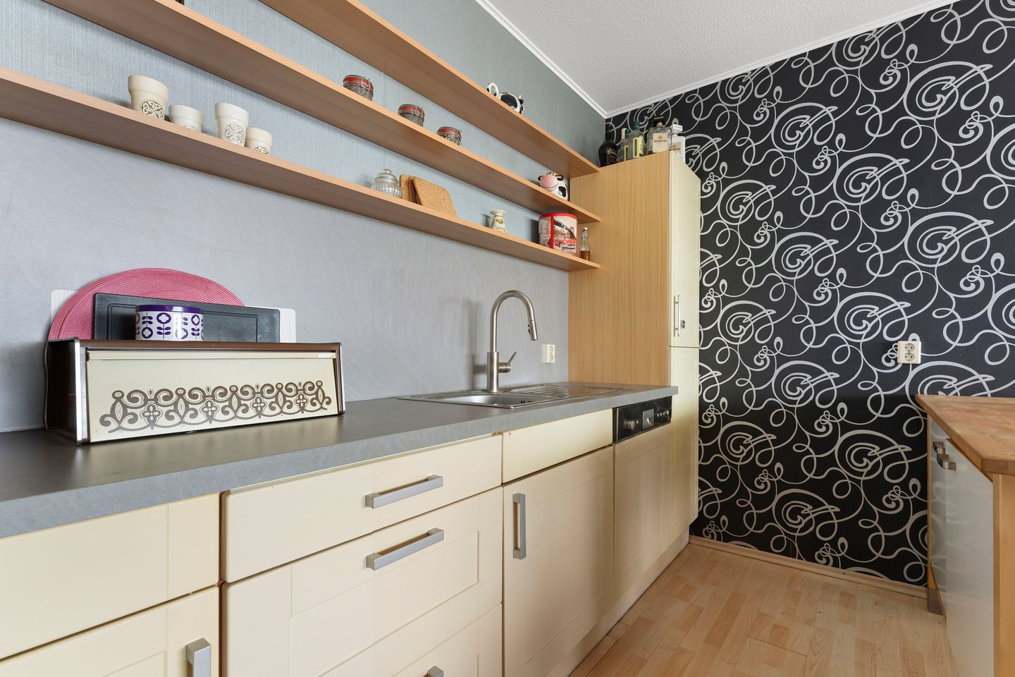Bright Sixth-Floor Apartment with Two Bedrooms and Spacious Balcony in Heerlen — 10