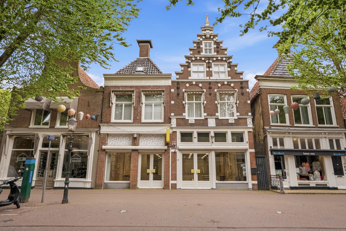 Bekijk foto 1 van Voorstraat 11