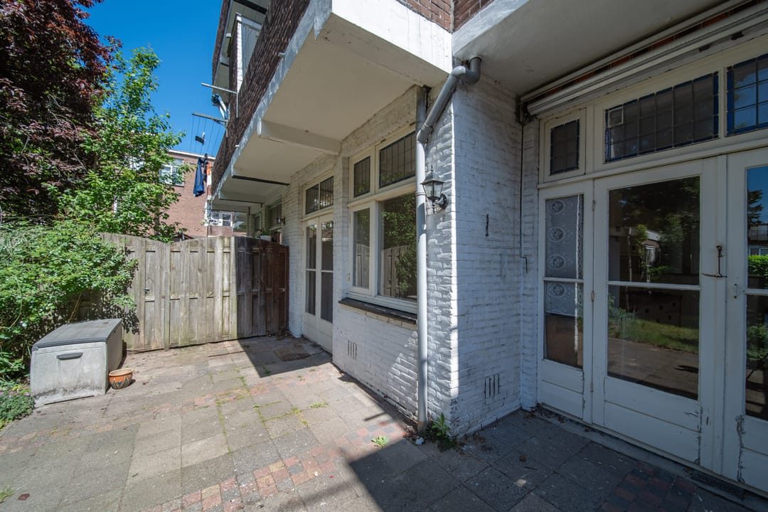 Charming 1930s Ground Floor Apartment with Deep Southwest Garden in The Hague — 26
