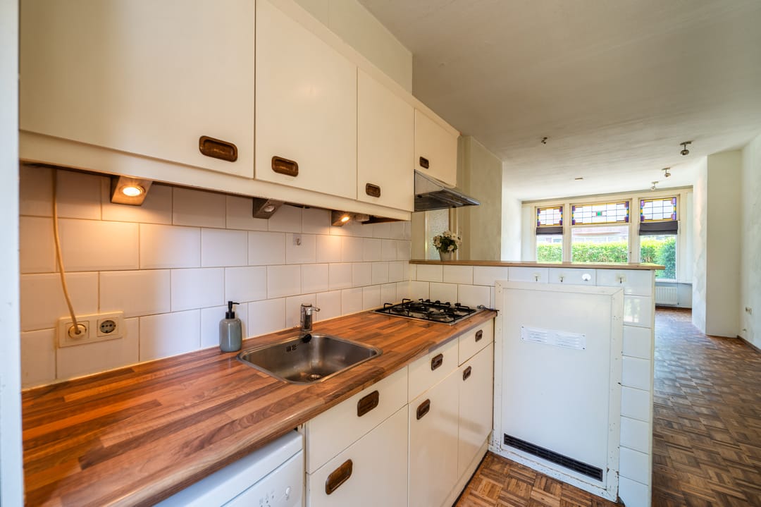 Charming 1930s Ground Floor Apartment with Deep Southwest Garden in The Hague — 8