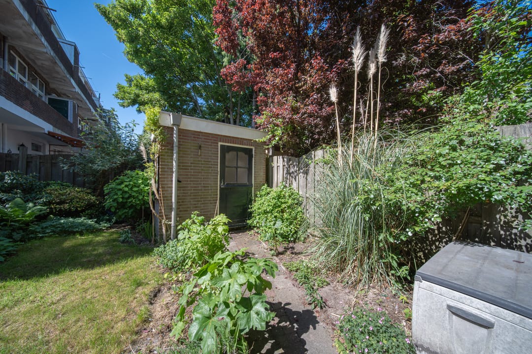 Charming 1930s Ground Floor Apartment with Deep Southwest Garden in The Hague — 28