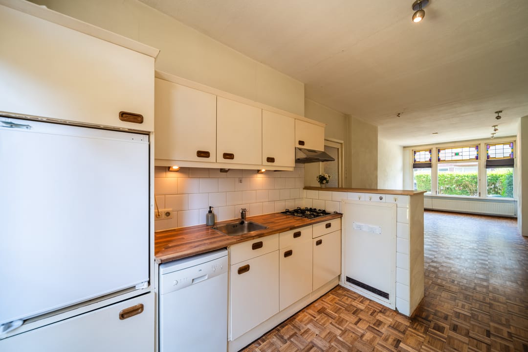 Charming 1930s Ground Floor Apartment with Deep Southwest Garden in The Hague — 7