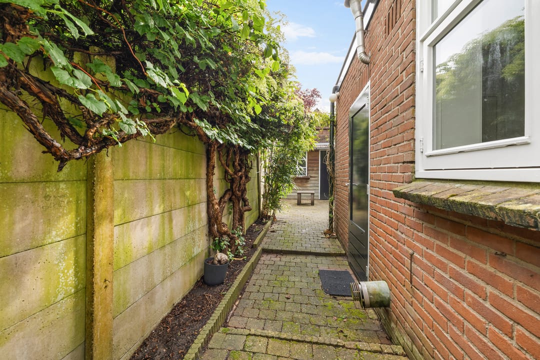 Characteristic Ground Floor Apartment with Deep Private Garden in Hilversum South — 16