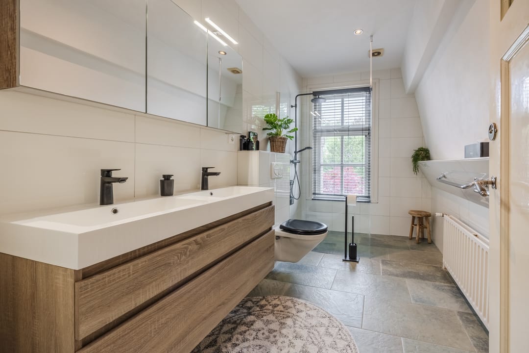 Authentic Architect-Designed Corner House in Desirable Tivoli Neighborhood — 38