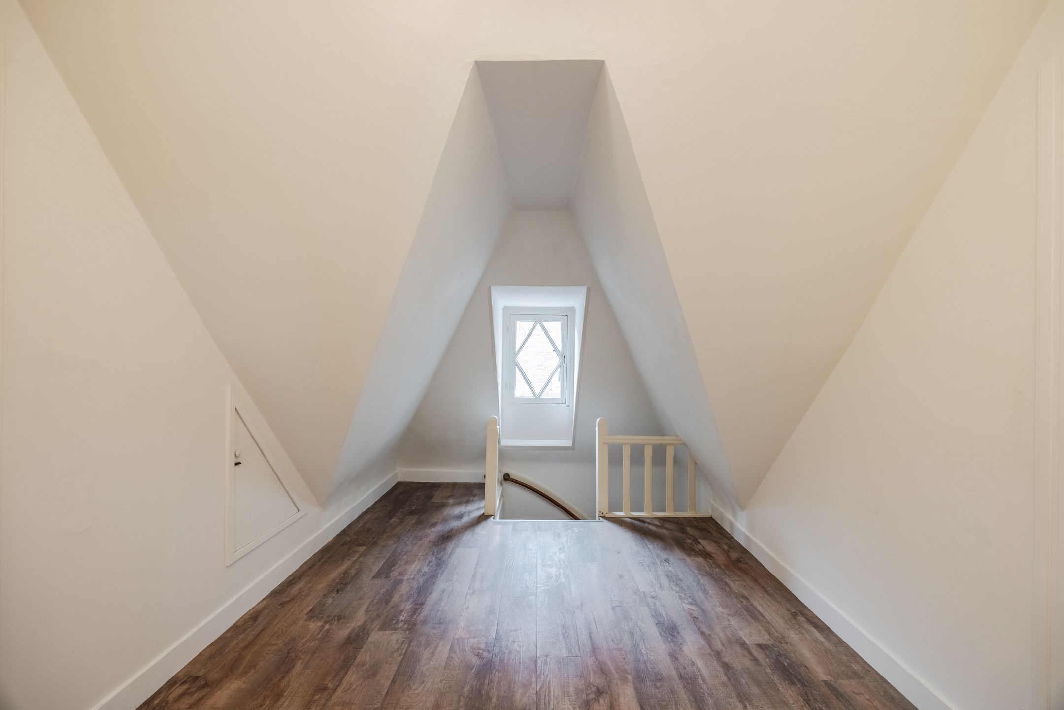 Authentic Architect-Designed Corner House in Desirable Tivoli Neighborhood — 54