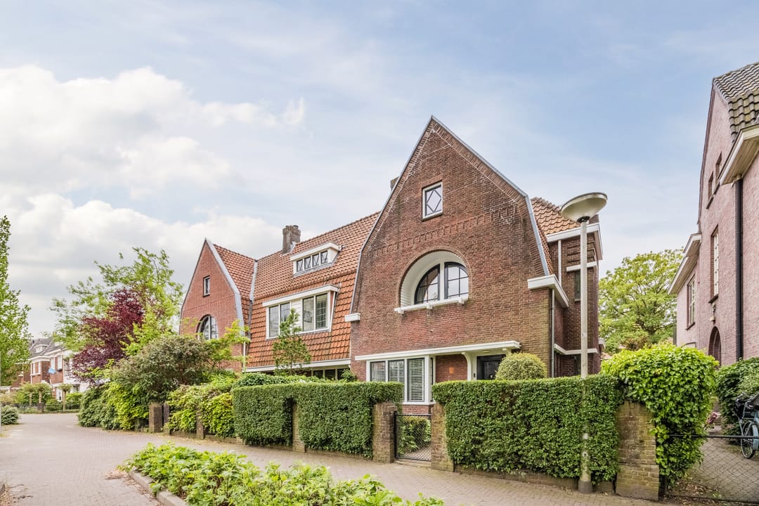 Authentic Architect-Designed Corner House in Desirable Tivoli Neighborhood — 71