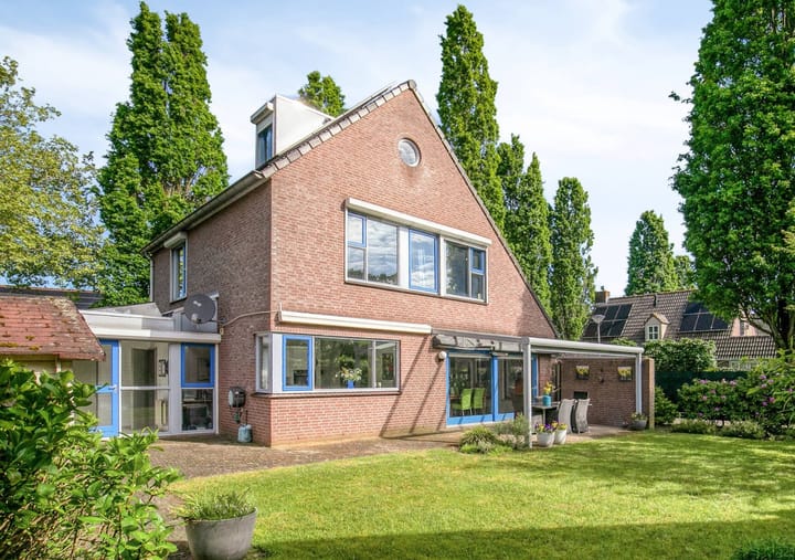 Photo 2 of Burgemeester van Lokvenstraat 115