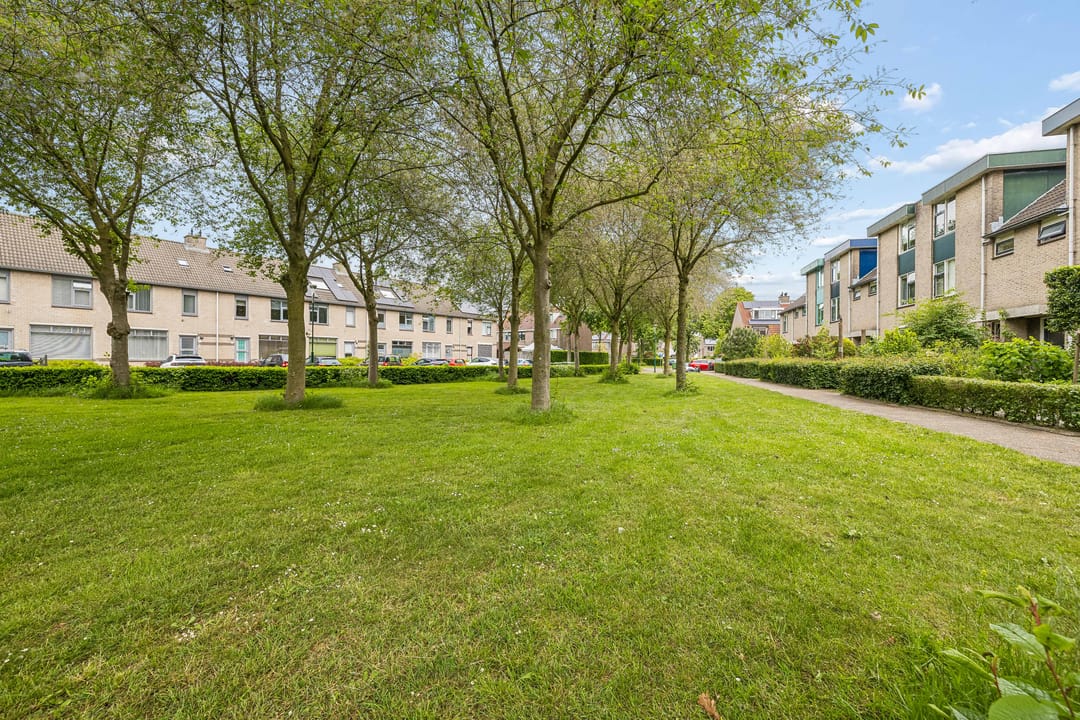 Spacious family home with 5 bedrooms and sunny southeast-facing garden in Houten — 47