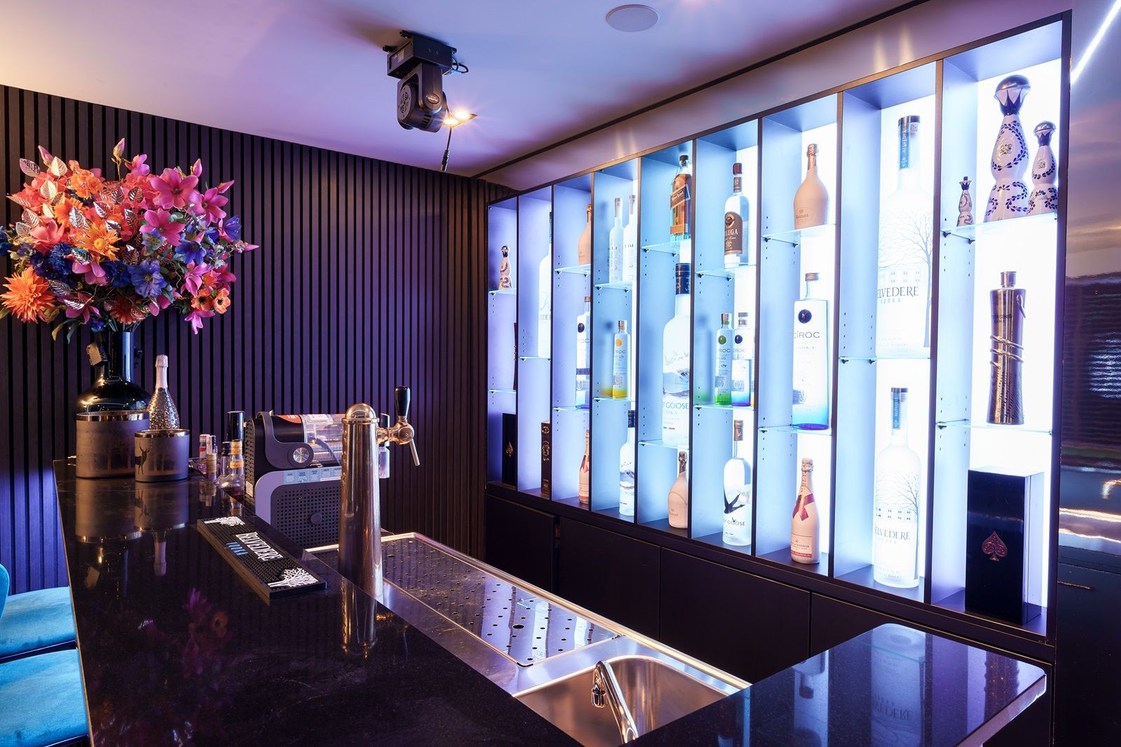 High-End Turn-Key Villa with Swimming Pool, Poolhouse and Private Bar — 12