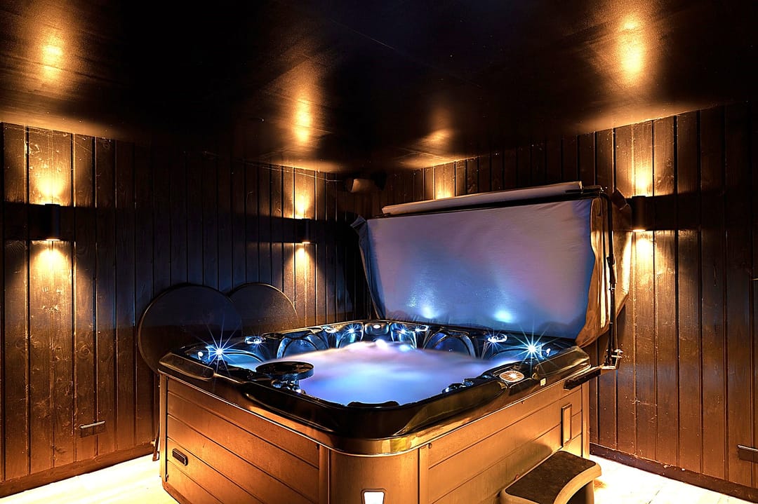 High-End Turn-Key Villa with Swimming Pool, Poolhouse and Private Bar — 8
