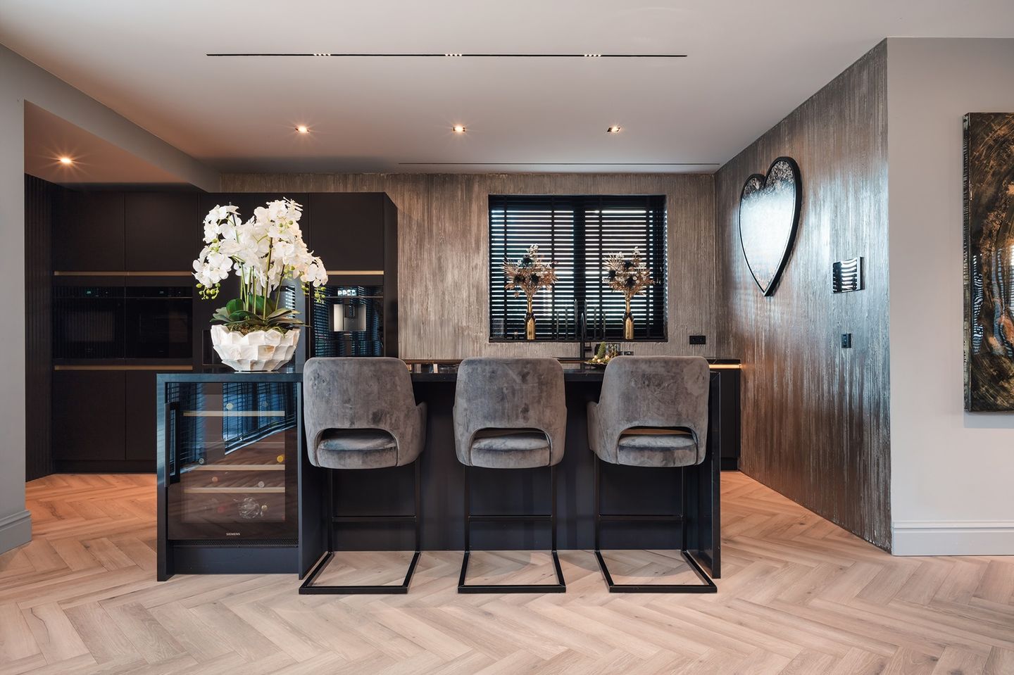 High-End Turn-Key Villa with Swimming Pool, Poolhouse and Private Bar — 25