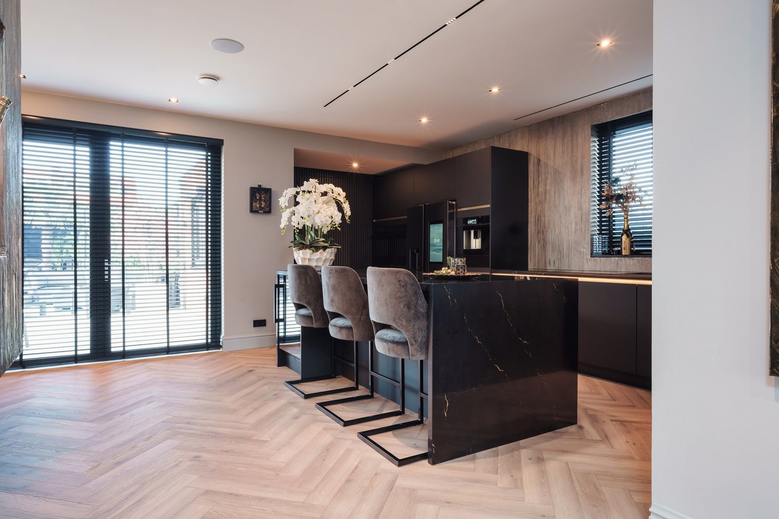 High-End Turn-Key Villa with Swimming Pool, Poolhouse and Private Bar — 24