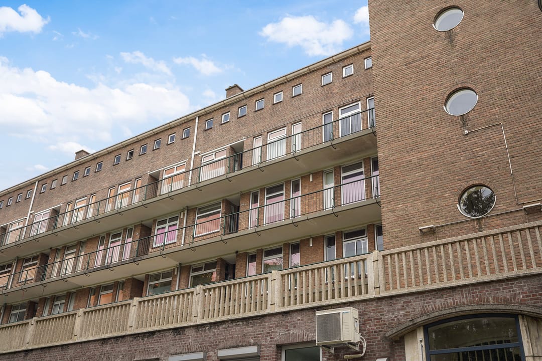 Bright Apartment with South-Facing Balcony in Central Rotterdam — 8