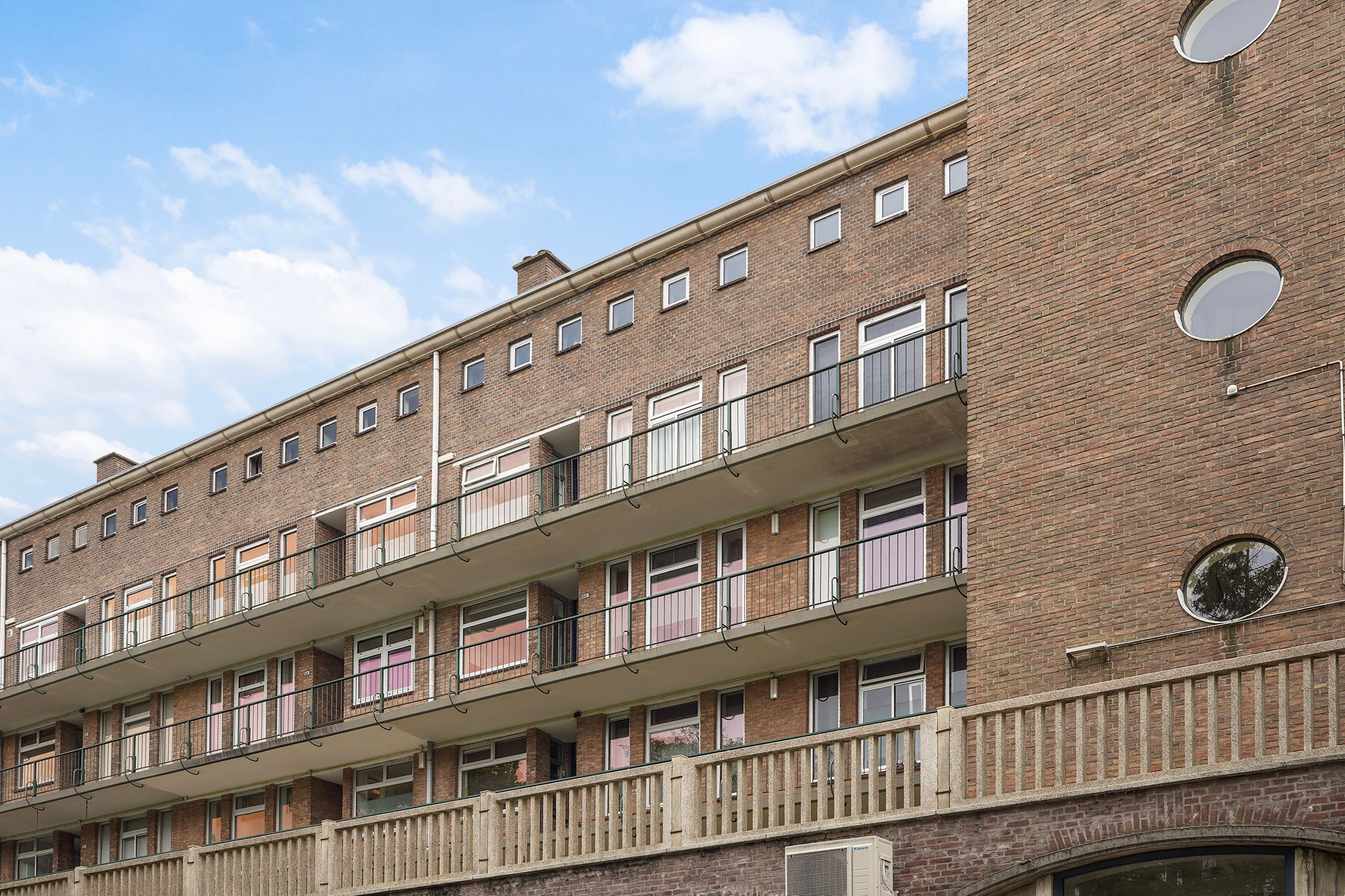 Bright Apartment with South-Facing Balcony in Central Rotterdam — 9