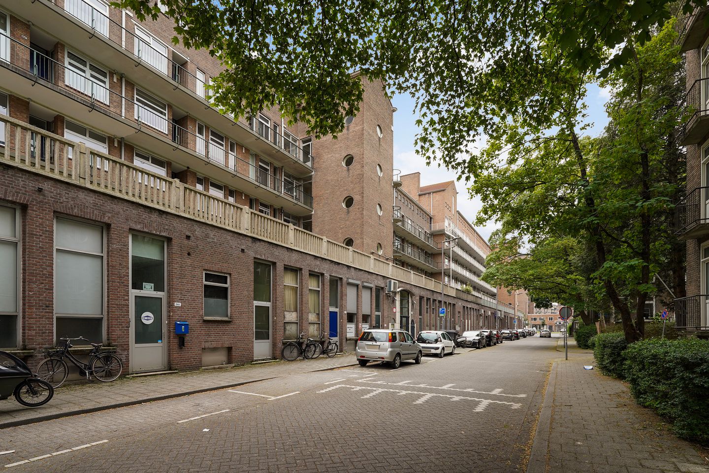Bright Apartment with South-Facing Balcony in Central Rotterdam — 10