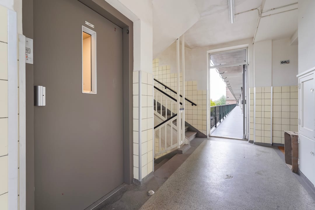 Bright Apartment with South-Facing Balcony in Central Rotterdam — 11