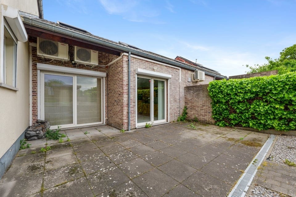 Well-maintained terraced home with 3 bedrooms, garage and garden in Riemst — 32