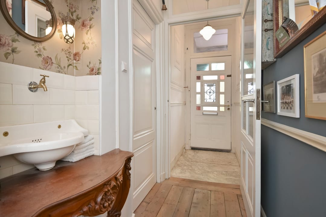 Exceptional 5-story townhouse in prestigious Duinoord with rental income potential — 7