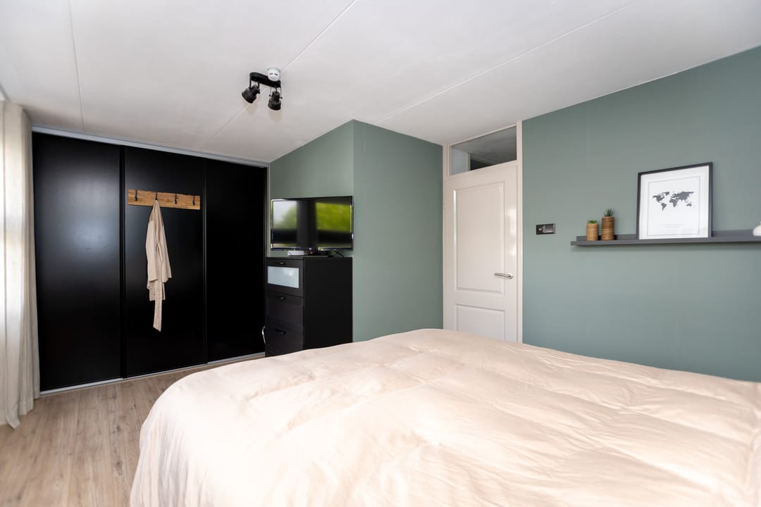 Fully renovated corner house with five bedrooms and energy label A near Hoorn — 32