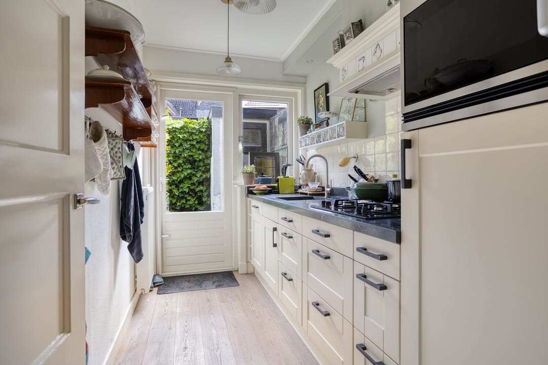 Characterful pre-war corner house near Plantagepark with scenic views and modern comforts — 13