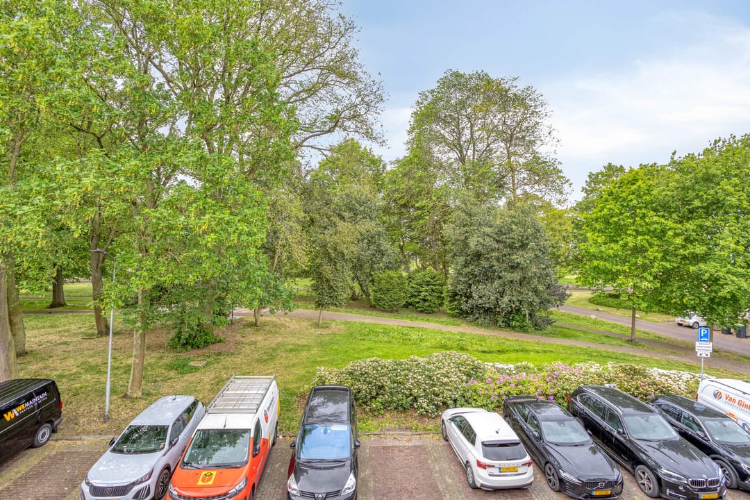 Characterful pre-war corner house near Plantagepark with scenic views and modern comforts — 26