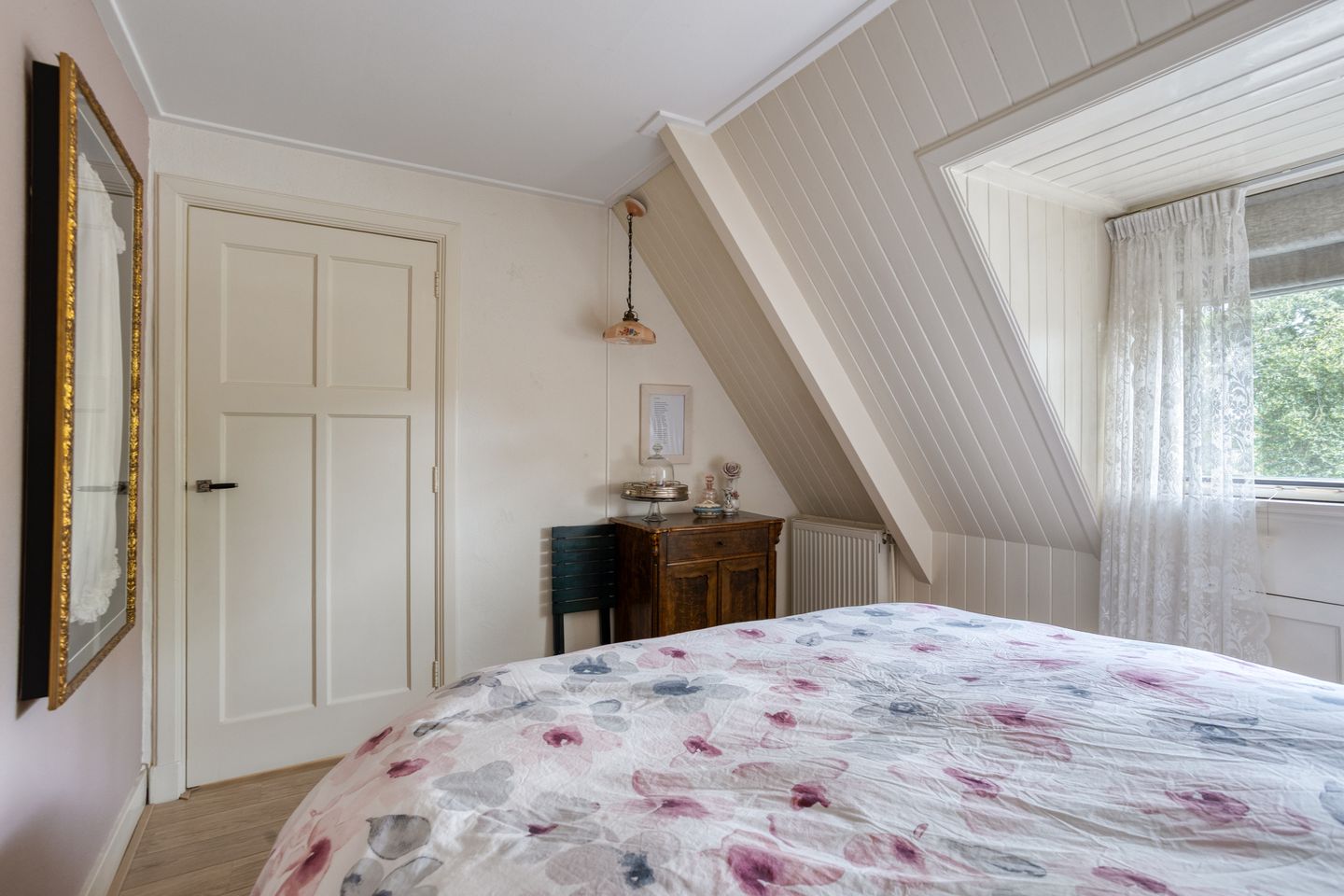 Characterful pre-war corner house near Plantagepark with scenic views and modern comforts — 19