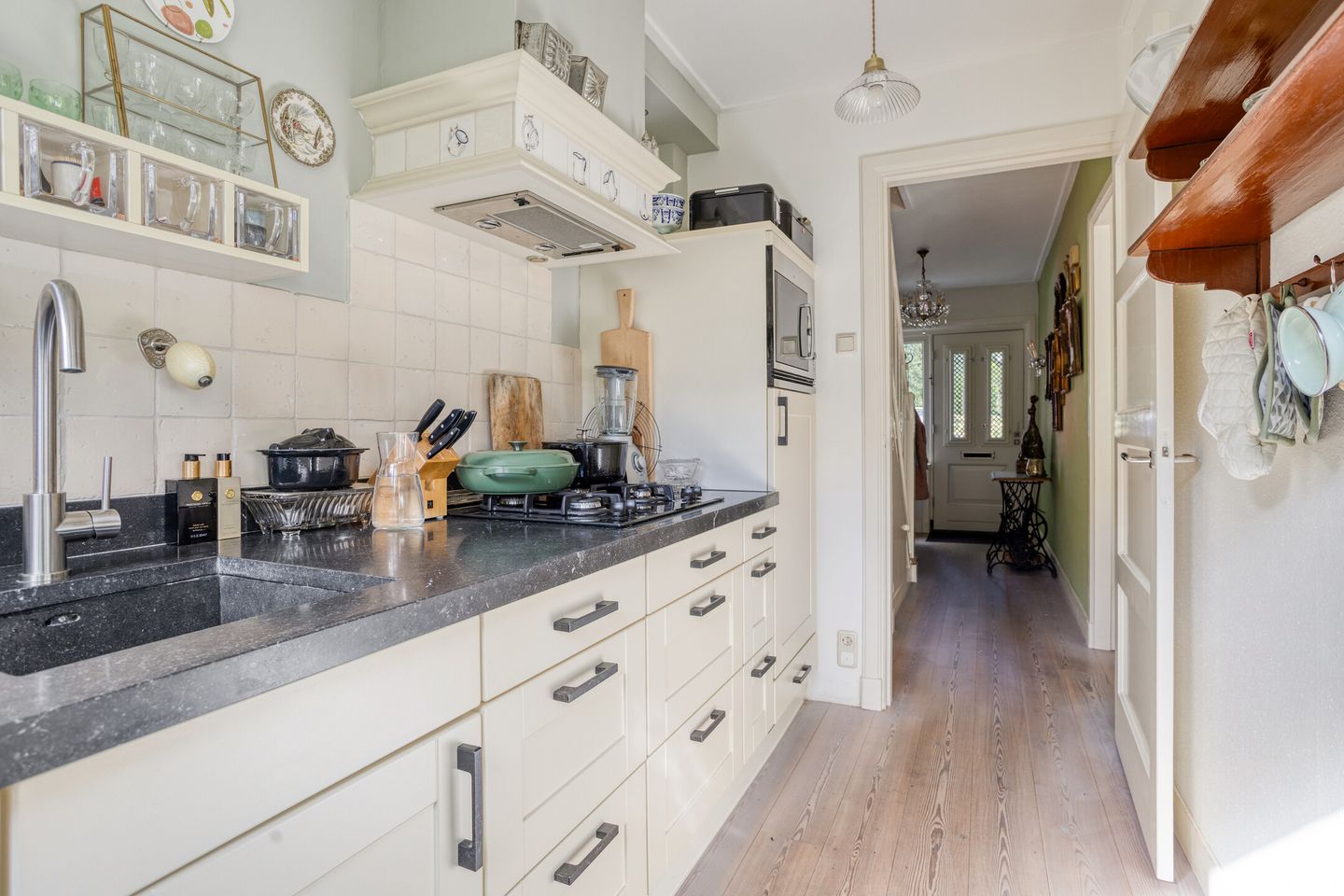 Characterful pre-war corner house near Plantagepark with scenic views and modern comforts — 14